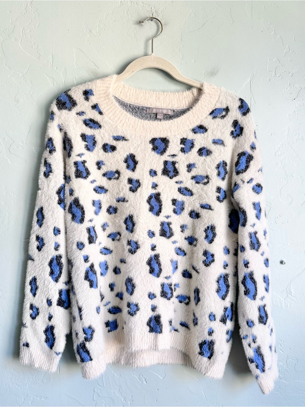 Cyrus Fuzzy Cream Blue Leopard Spots Sweater Size Small EUC Cozy Fall Winter